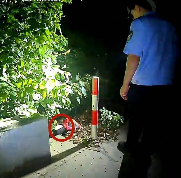 浙江一姑娘以奶茶為記號(hào)<strong></p>
<p>西鳳酒
</strong>，竟然在草叢里藏了11萬(wàn)現(xiàn)金！:西鳳酒
