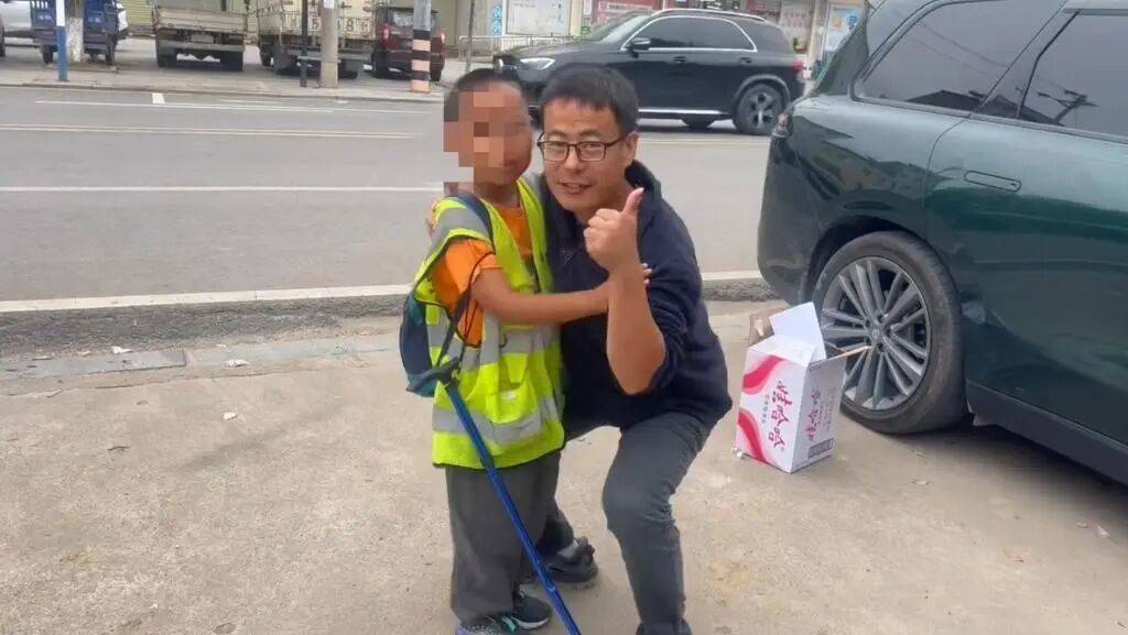 湖北一男子辭掉月薪2萬元工作<strong></p>
<p>西鳳酒
</strong>，帶9歲兒子徒步千里，計(jì)劃60天走到山東……原因讓人淚目:西鳳酒
