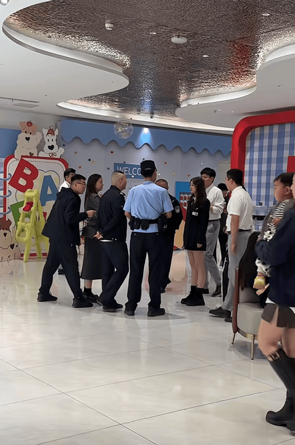 被網(wǎng)友莫名辱罵“上趕著當(dāng)后媽”，江蘇女子一年后“闖”對(duì)方婚禮要求道歉？當(dāng)事人發(fā)聲:西鳳酒
