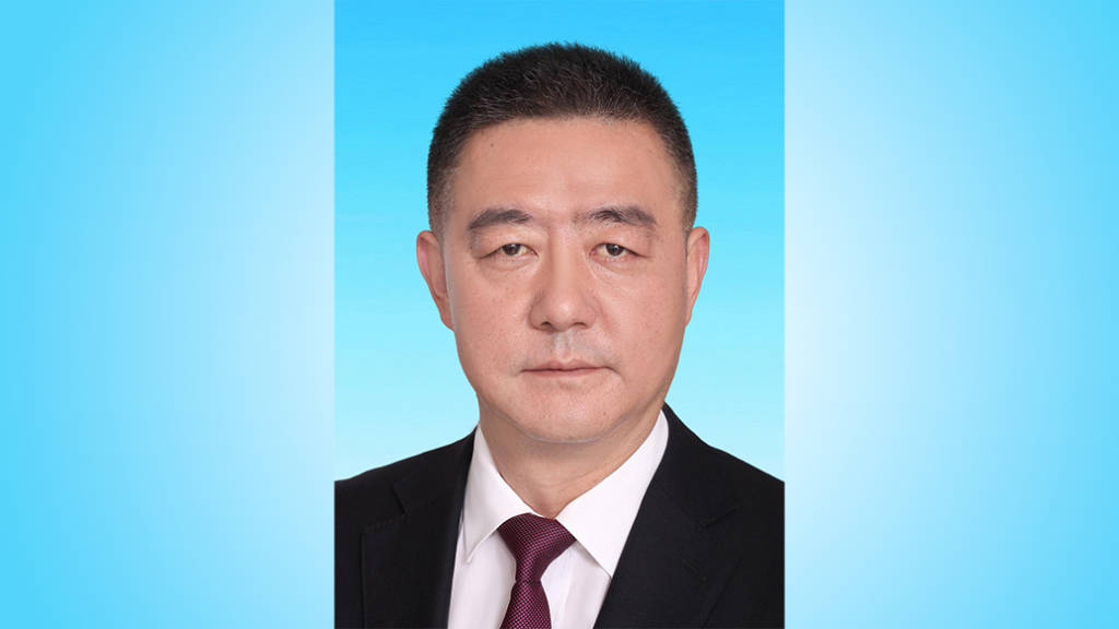 去年出任巴中市委常委、常務(wù)副市長(zhǎng)的李本勇，已轉(zhuǎn)崗市人大:西鳳酒
