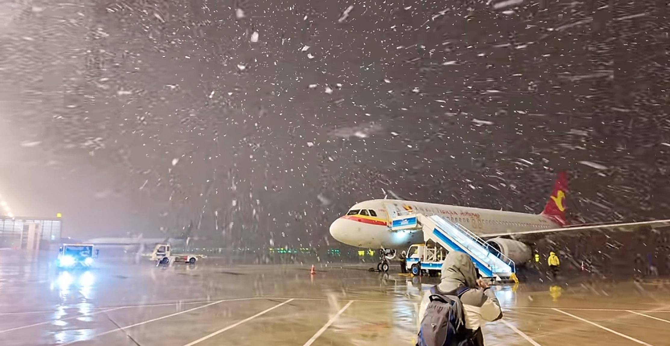 北方多地迎來(lái)第一場(chǎng)雪，黑龍江局地已出現(xiàn)暴雪，積雪深5厘米，氣象專家稱今年初雪略提前:西鳳酒
