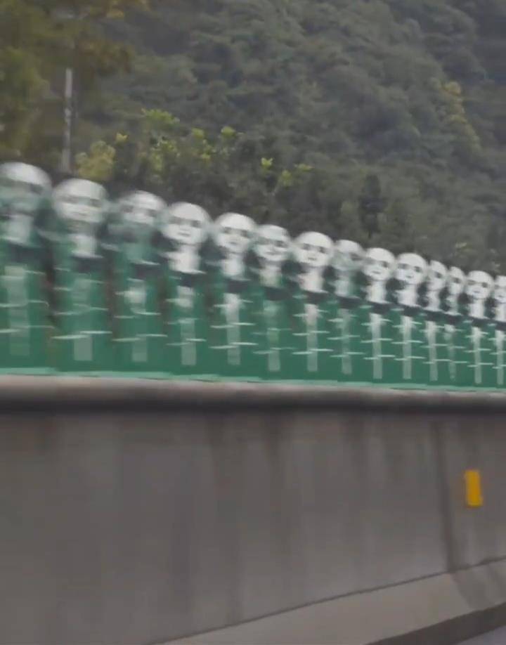 四川一高速上熊貓圖案裝置被指“鬼畜”<strong></p>
<p>西鳳酒
</strong>，高速方回應(yīng)：沒那么抽象，已上報(bào)情況:西鳳酒
