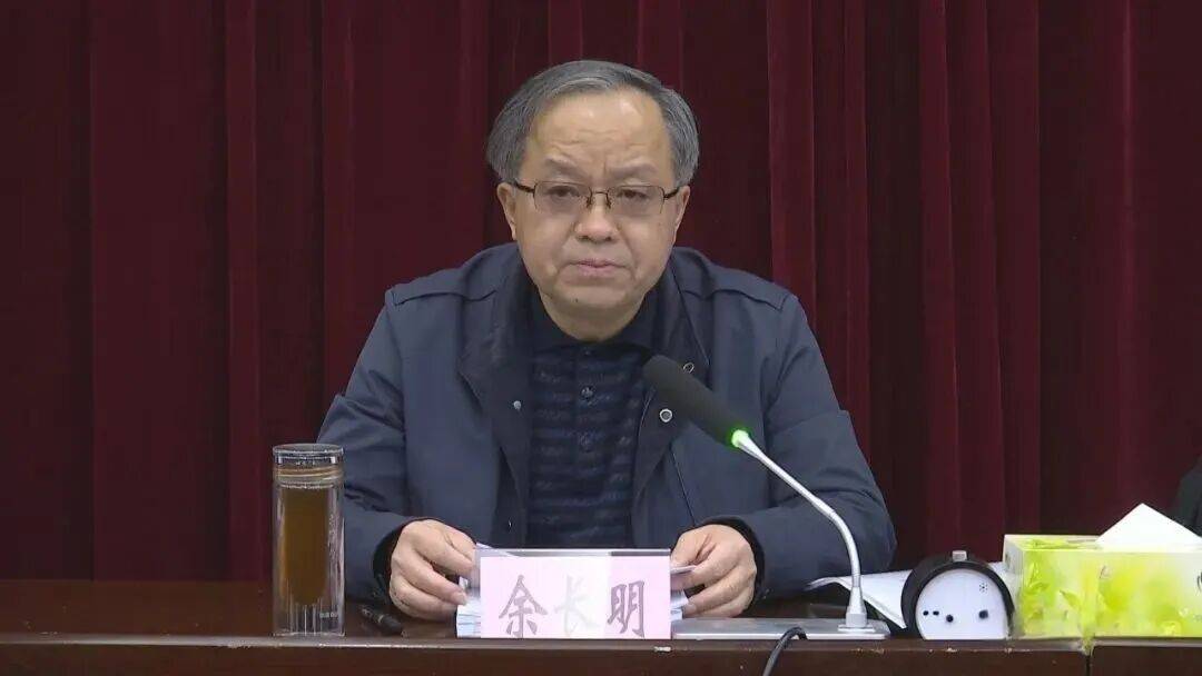 重慶通報(bào)：余長明<strong></p>
<p>西鳳酒
</strong>，六大紀(jì)律全違反:西鳳酒
