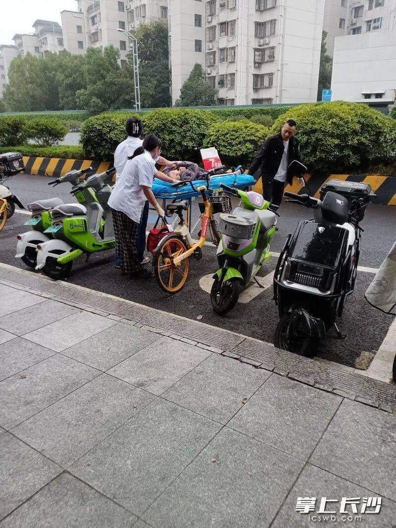 事發(fā)湖南烈士公園！80多歲老人不慎落湖<strong></p>
<p>西鳳酒
</strong>，眾多市民合力救助:西鳳酒
