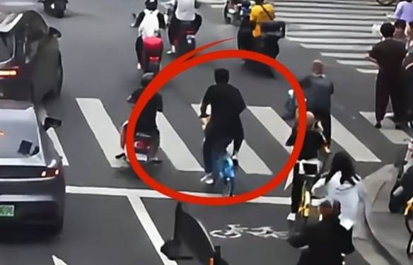 看著都疼<strong></p>
<p>西鳳酒
</strong>！上海街頭一男子突然求助：10歲女兒被死死卡?。∵@個行為太危險→:西鳳酒
