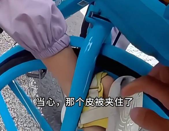 看著都疼<strong></p>
<p>西鳳酒
</strong>！上海街頭一男子突然求助：10歲女兒被死死卡??！這個行為太危險→:西鳳酒
