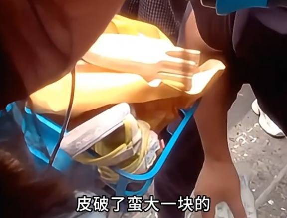 看著都疼<strong></p>
<p>西鳳酒
</strong>！上海街頭一男子突然求助：10歲女兒被死死卡住！這個行為太危險→:西鳳酒
