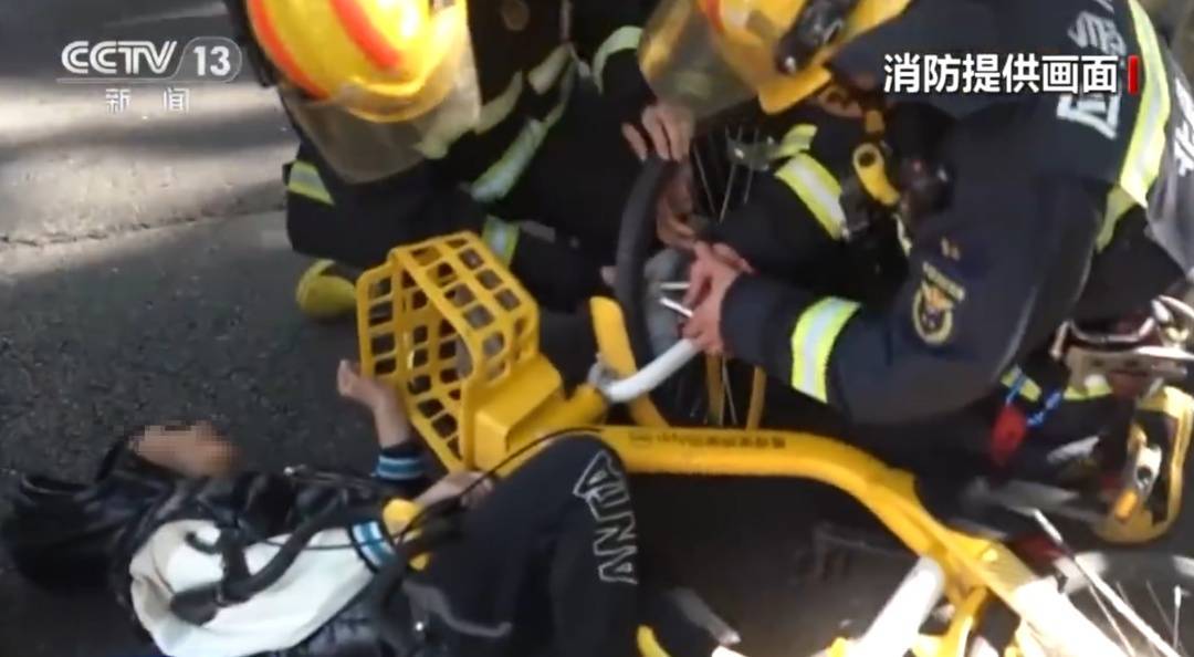 看著都疼<strong></p>
<p>西鳳酒
</strong>！上海街頭一男子突然求助：10歲女兒被死死卡?。∵@個行為太危險→:西鳳酒
