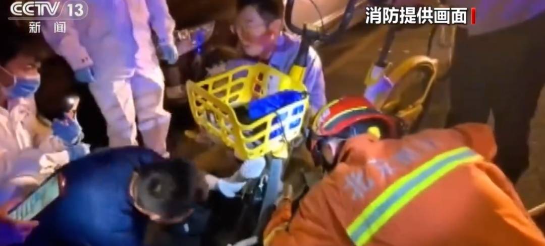 看著都疼<strong></p>
<p>西鳳酒
</strong>！上海街頭一男子突然求助：10歲女兒被死死卡?。∵@個行為太危險→:西鳳酒
