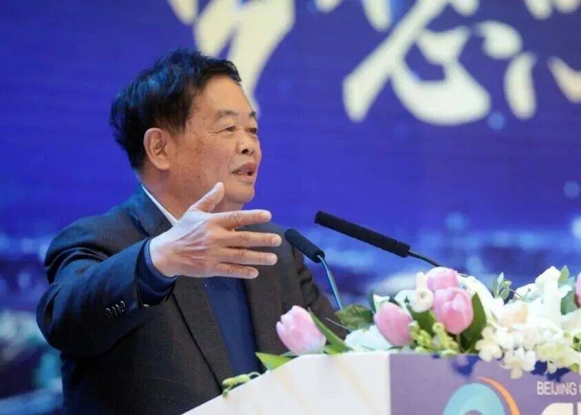 福耀玻璃：曹德旺辭去董事長職務(wù)<strong></p>
<p>西鳳酒
</strong>，選舉曹暉為新董事長:西鳳酒
