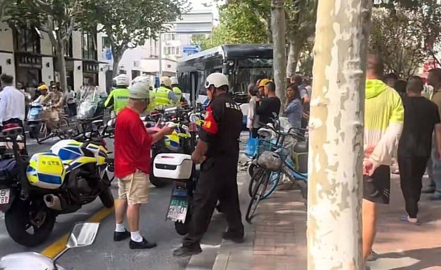 上海警方：葉某（男<strong></p>
<p>西鳳酒
</strong>，57歲）尋釁滋事，已被拘！:西鳳酒
