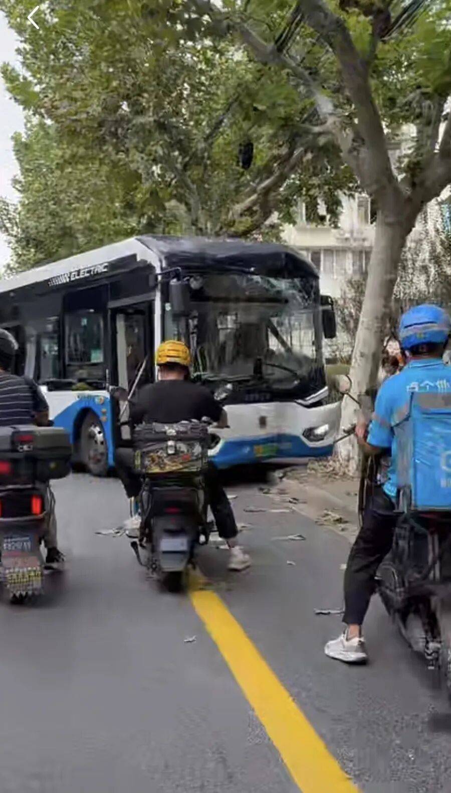 上海警方：葉某（男<strong></p>
<p>西鳳酒
</strong>，57歲）尋釁滋事，已被拘！:西鳳酒
