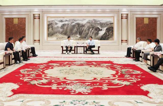 王興興回老家<strong></p>
<p>西鳳酒
</strong>，與市長(zhǎng)暢談，還與市政府簽了戰(zhàn)略合作協(xié)議:西鳳酒
