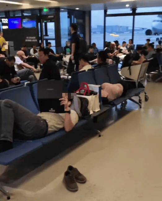 2名外國(guó)人在上海虹橋國(guó)際機(jī)場(chǎng)候機(jī)室躺臥<strong></p>
<p>西鳳酒
</strong>，占用6個(gè)座位，機(jī)場(chǎng)回應(yīng):西鳳酒
