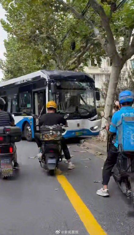 上海警方通報(bào)：男子故意多次急剎<strong></p>
<p>西鳳酒
</strong>，致公交車撞樹，兩名乘客受傷，行拘！:西鳳酒

