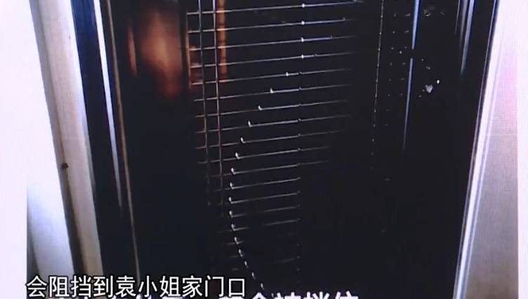 廣州一業(yè)主擅改入戶門方向<strong></p>
<p>西鳳酒
</strong>，致鄰居被困20分鐘！法院：改回去:西鳳酒
