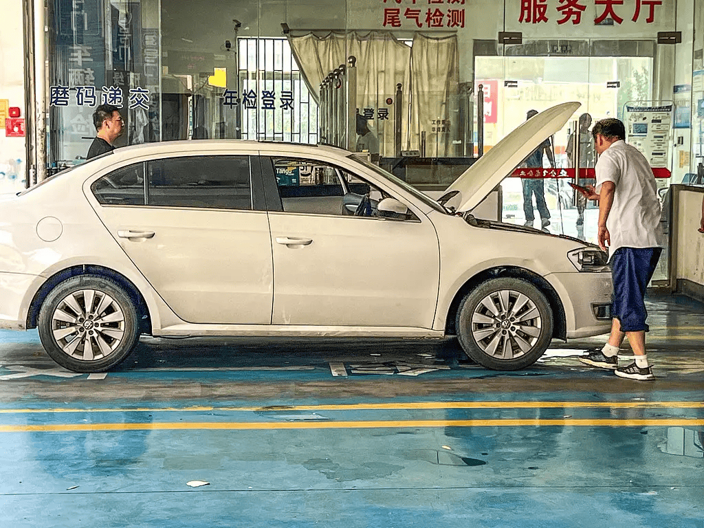 700萬蘭博基尼疑遭暴力年檢<strong></p>
<p>西鳳酒
</strong>，汽車年檢該取消嗎:西鳳酒
