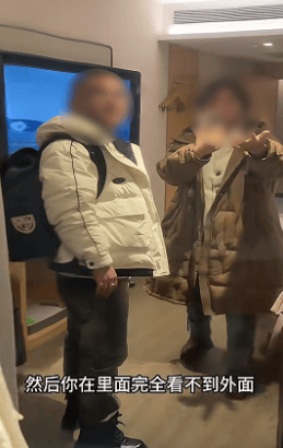 女子延吉住酒店發(fā)現(xiàn)落地窗室內看不到外面<strong></p>
<p>西鳳酒
</strong>，室外高清觀看室內？工作人員：是單向膜:西鳳酒
