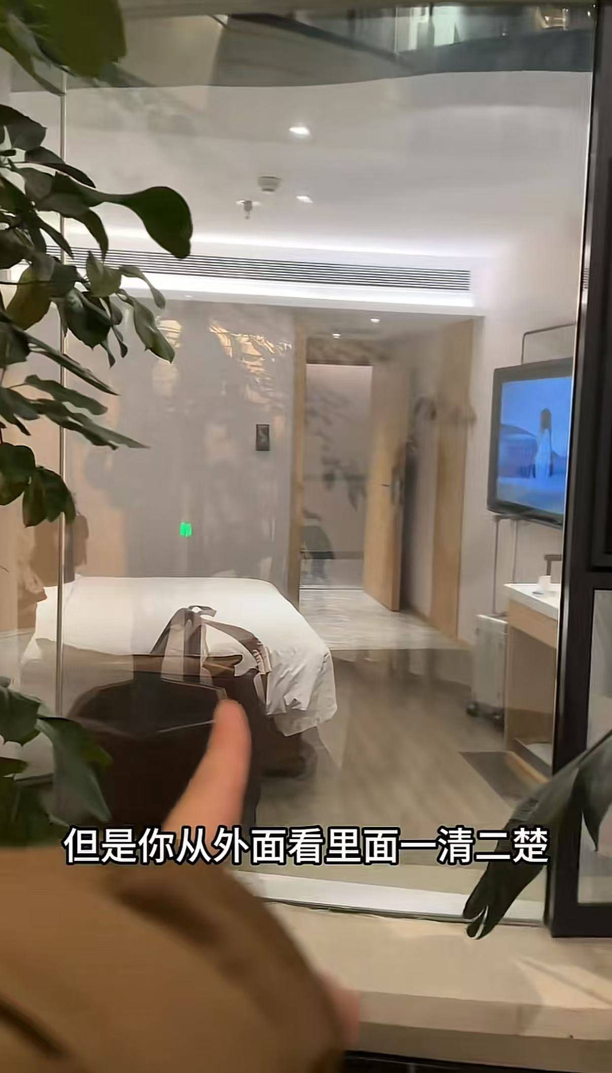 女子延吉住酒店發(fā)現(xiàn)落地窗室內看不到外面<strong></p>
<p>西鳳酒
</strong>，室外高清觀看室內？工作人員：是單向膜:西鳳酒
