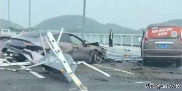 武漢一小米SU7失控撞倒護(hù)欄<strong></p>
<p>西鳳酒
</strong>，沖向?qū)γ孳嚨溃笄拜嗆囕S斷裂輪胎脫落10米開外，小米回應(yīng):西鳳酒
