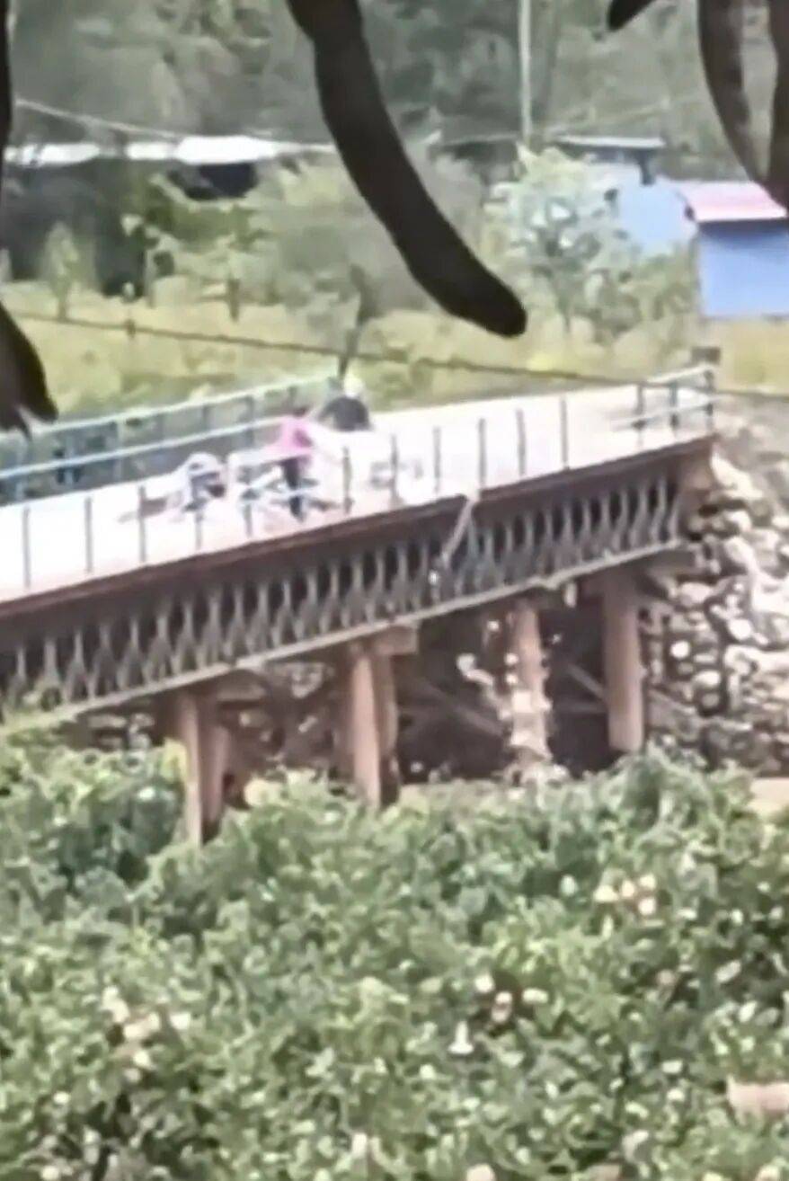 甘肅天水垃圾車往渭河傾倒垃圾<strong></p>
<p>西鳳酒
</strong>，村民稱河里漲水，大橋無監(jiān)控，鎮(zhèn)政府：正在調查處理:西鳳酒
