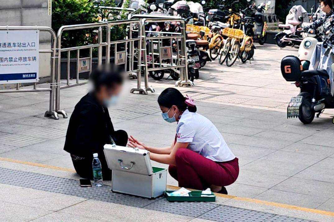 武漢地鐵出入口的一幕：十分鐘按摩得到一個(gè)深深擁抱:西鳳酒
