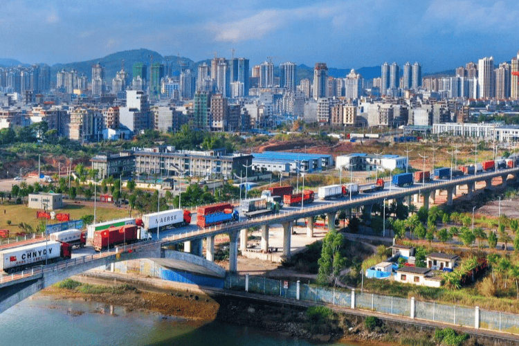 廣西東興國(guó)企總經(jīng)理被指“出軌抓現(xiàn)行”<strong></p>
<p>西鳳酒
</strong>，已免職！9月曾現(xiàn)身:西鳳酒
