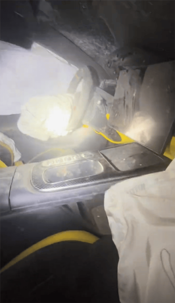 新疆一小米SU7 Ultra飛坡10多米翻滾多圈！車主發(fā)文：門能開(kāi)<strong></p>
<p>西鳳酒
</strong>，沒(méi)起火:西鳳酒
