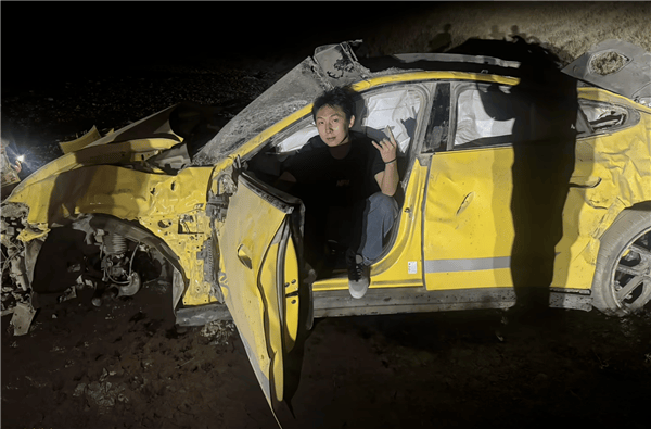 新疆一小米SU7 Ultra飛坡10多米翻滾多圈！車主發(fā)文：門能開(kāi)<strong></p>
<p>西鳳酒
</strong>，沒(méi)起火:西鳳酒
