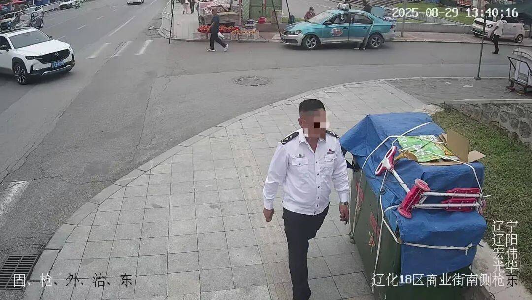 一男子身穿制服自稱“省廳領(lǐng)導(dǎo)”<strong></p>
<p>西鳳酒
</strong>，走進(jìn)派出所“指導(dǎo)工作”，警方：搜查到假警服，行政拘留！:西鳳酒
