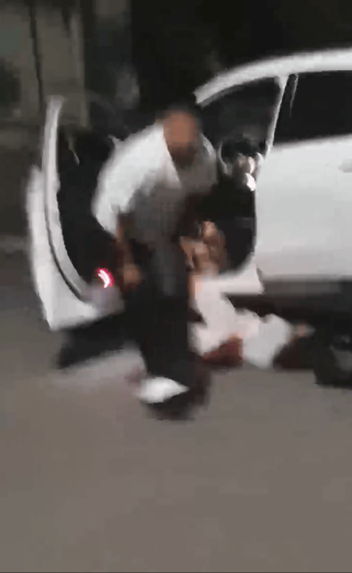 一男子凌晨聽到兩聲呼救，循聲發(fā)現(xiàn)一女子在奔馳車外被白衣男勒昏！受害者：是受朋友之托借錢給白衣男，凌晨被騙至偏僻處遭非禮！:西鳳酒

