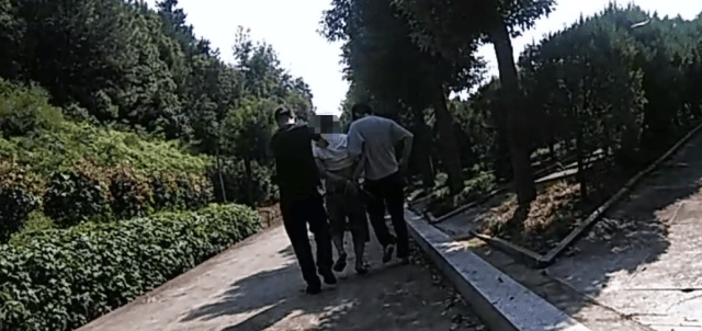 詭異！浙江男子獨(dú)自前往公墓<strong></p>
<p>西鳳酒
</strong>，偷偷塞了一大筆錢！民警順藤摸瓜還搜出了假發(fā)、人臉面具……:西鳳酒
