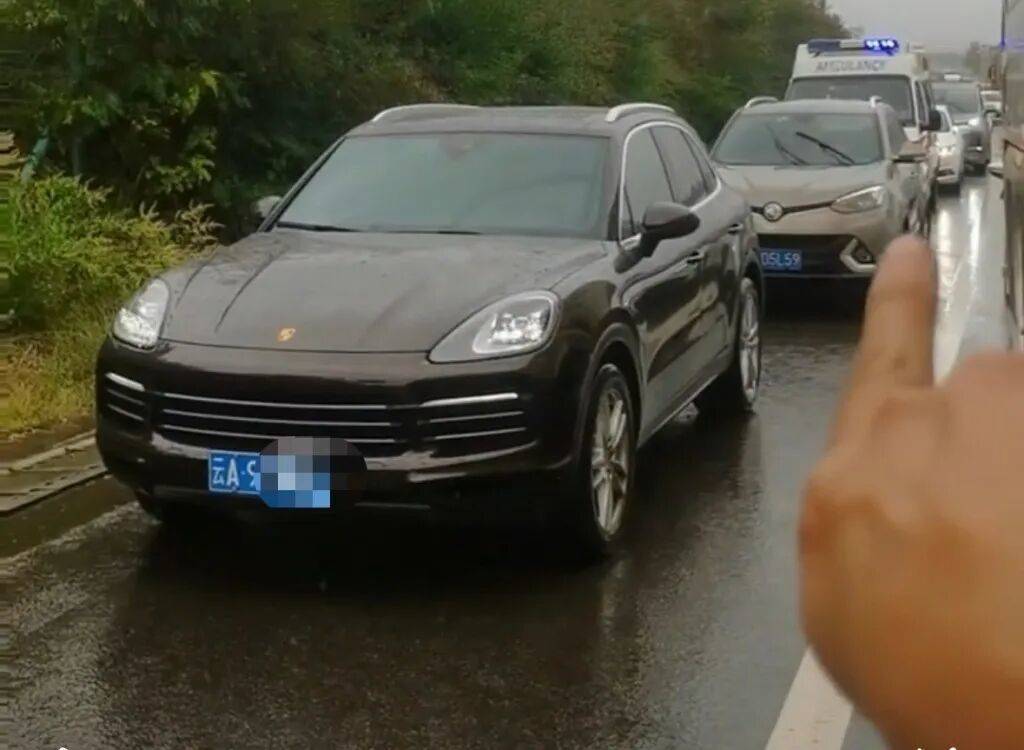 “18輛車占用高速應(yīng)急車道<strong></p>
<p>西鳳酒
</strong>，致救護(hù)車受阻”，處罰來了:西鳳酒
