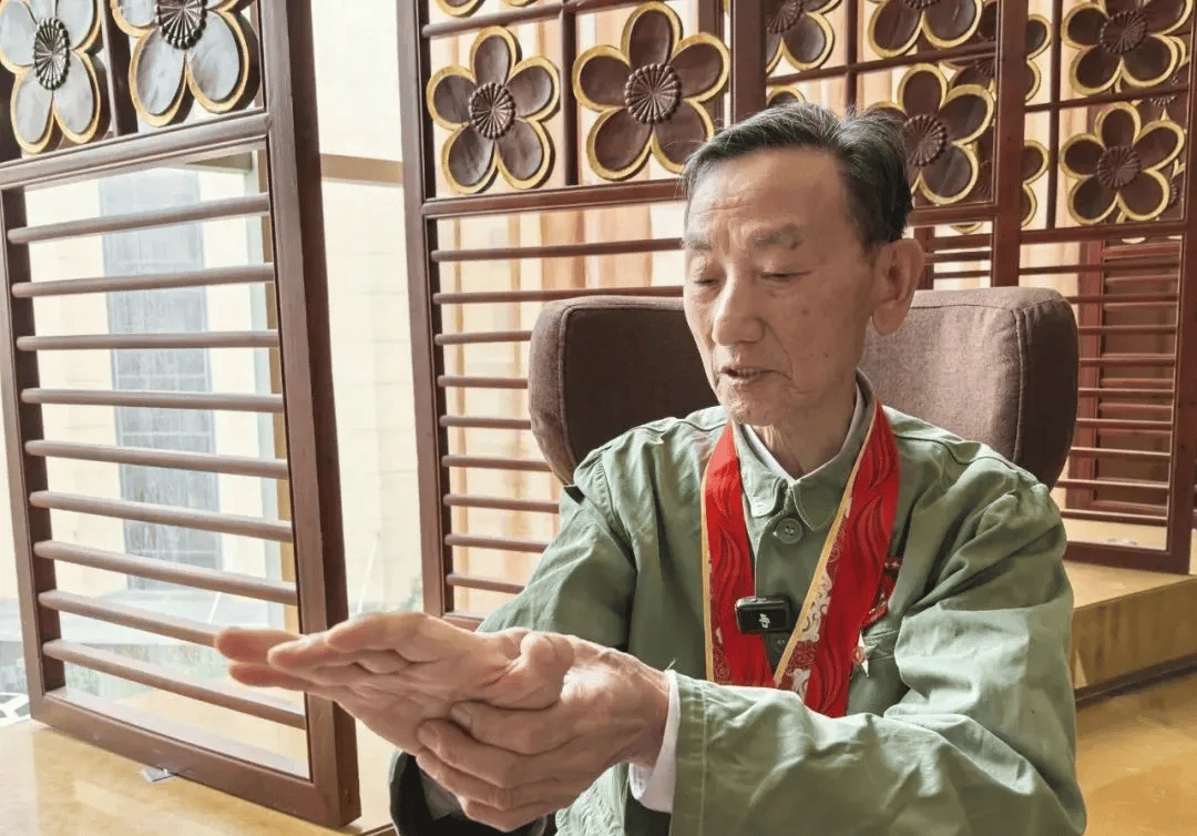 “老先生<strong></p>
<p>西鳳酒
</strong>，您把項鏈取下來再做CT”“你看是不是彈片”:西鳳酒
