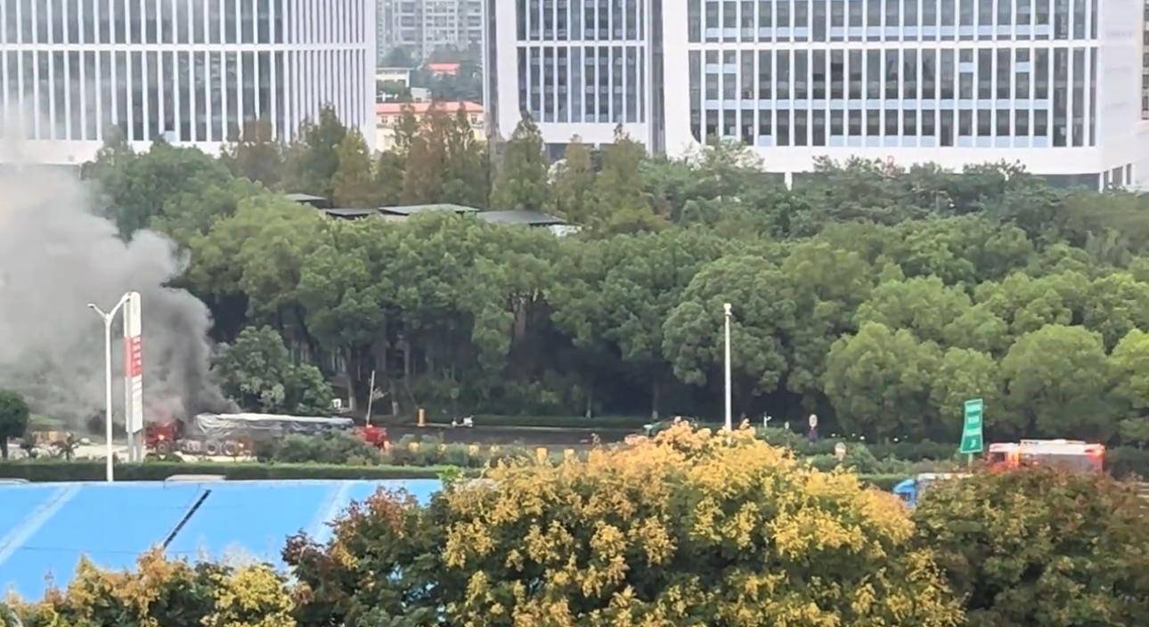 南京清晨突發(fā)巨響驚醒多位市民<strong></p>
<p>西鳳酒
</strong>，官方澄清不是爆炸：系貨車(chē)輪胎起火，已撲滅:西鳳酒
